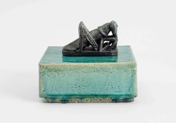 Johan Creten, La Sauterelle - Library version, 2023. Bronze. 7 × 11 × 7 cm | 2 3/4 × 4 5/16 × 2 3/4 in. Photo: Claire Dorn. ©︎ Johan Creten / ADAGP Paris, 2023. Courtesy of the artist and Perrotin.