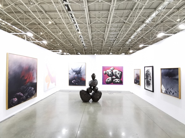 FONG CHUNG-RAY 2015-1-2, 2015
Acrylic on Canvas 91.5 x 121.9 cm