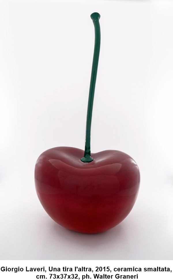 Giorgio Laveri, Una tira l'altra, 2015, ceramica smaltata, cm. 73x37x32, ph. Walter Graneri 