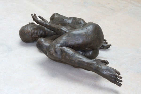 Lois Anvidalfarei
Noli me tangere, 2020
bronzo
43 x 147 x 94 cm
