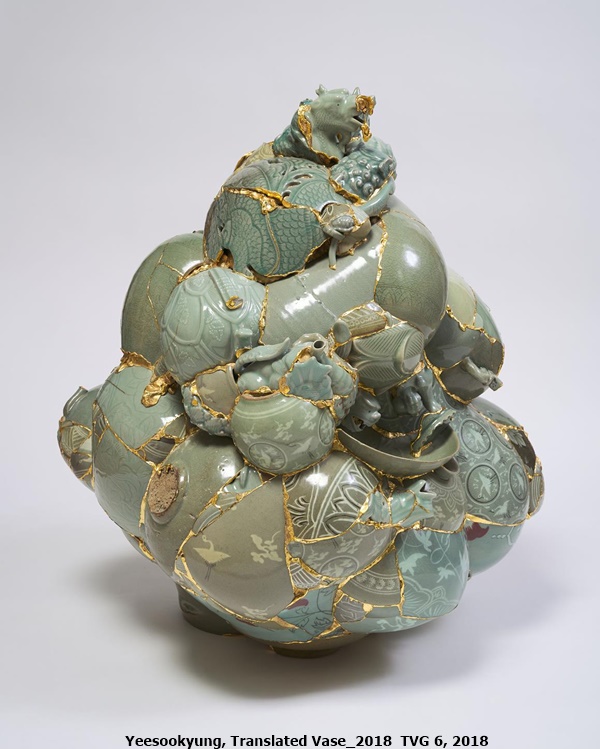Yeesookyung TRANSLATED VASE_2018 TVG 6, 2018
FRAMMENTI DI CERAMICA, RESINA EPOSSIDICA, FOGLIA D'ORO 24K
71 × 55 × 60 CM / 28 × 21 2/3 × 23 5/8 INCHES
