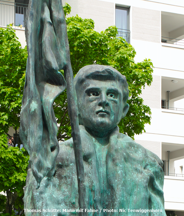 Thomas Schütte: Mann mit Fahne / Photo: Nic Tenwiggenhorn