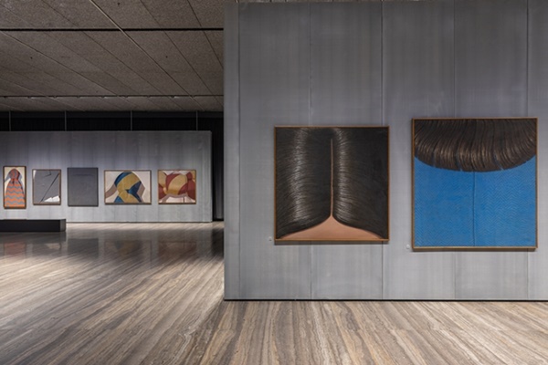 Veduta della mostra “Domenico Gnoli” alla Fondazione Prada, Milano. Foto: Roberto Marossi.