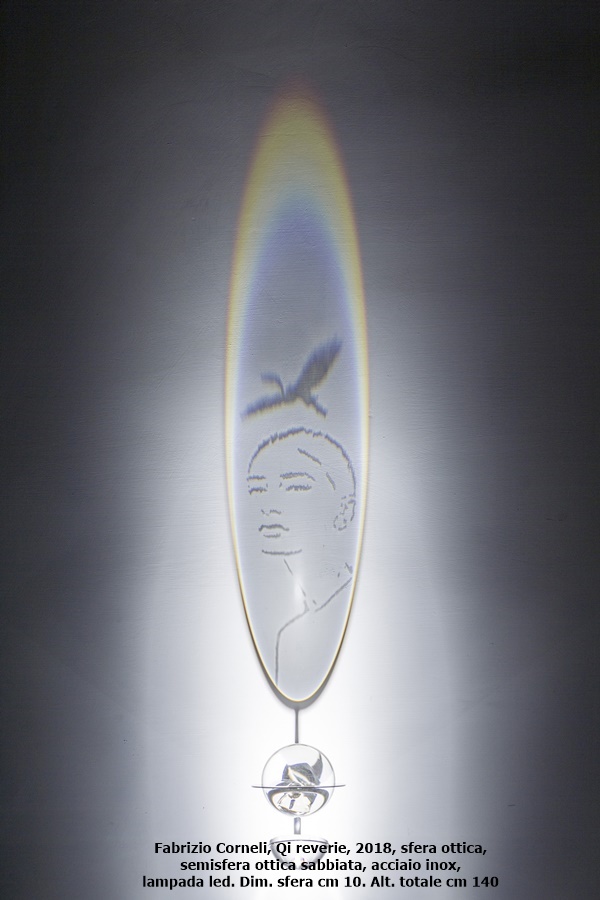 Fabrizio Corneli, Qi reverie, 2018, sfera ottica, semisfera ottica sabbiata, acciaio inox, lampada led. Dim. sfera cm 10. Alt. totale cm 140