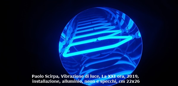 Paolo Scirpa, Vibrazione di luce, La XXI ora, 2019, installazione, alluminio, neon e specchi, cm 22x26