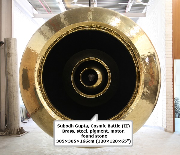 Subodh Gupta
Cosmic Battle (II)
Brass, steel, pigment, motor, found stone
305×305×166cm (120×120×65