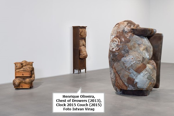 Henrique Oliveira, Chest of Drowers (2013), Clock 2015 Couch (detail, 2015) Foto Istvan Virag