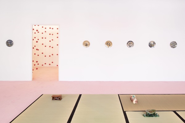 Matthew Lutz-Kinoy, Keramikos 3, 2019. Hand-painted set of 20 glazed ceramic plates (here no. 8). Courtesy of the artist and Mendes Wood DM São Paulo, New York and Brussels