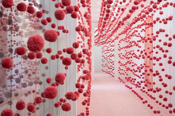 Installation view: Matthew Lutz-Kinoy. Window to the Clouds; Salon Berlin, Museum Frieder Burda Matthew Lutz-Kinoy, An opening of the field, 2020. Wool. Courtesy of the artist; The Ray, 2019. Acrylic on canvas, 260 x 170 cm. Private Collection. Courtesy of the artist; Photo: Thomas Bruns