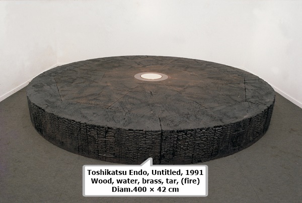 Toshikatsu Endo, Untitled, 1991
Wood, water, brass, tar, (fire)
Diam.400 × 42 cm