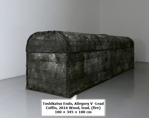Toshikatsu Endo, Allegory V -Lead Coffin, 2016
Wood, lead, (fire)
100 × 345 × 100 cm