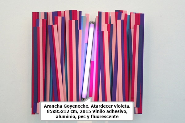 Arancha Goyeneche, Atardecer violeta, 
85x85x12 cm, 2015 Vinilo adhesivo, 
aluminio, pvc y fluorescente