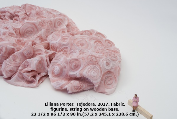 Liliana Porter, Tejedora, 2017. Fabric, 
figurine, string on wooden base, 
22 1/2 x 96 1/2 x 90 in.(57.2 x 245.1 x 228.6 cm.)